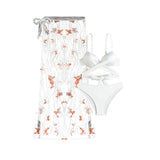 Traje de baño de tres piezas con tirantes finos, malla con apliques de mariposa, lazo en contraste y parte delantera cruzada 