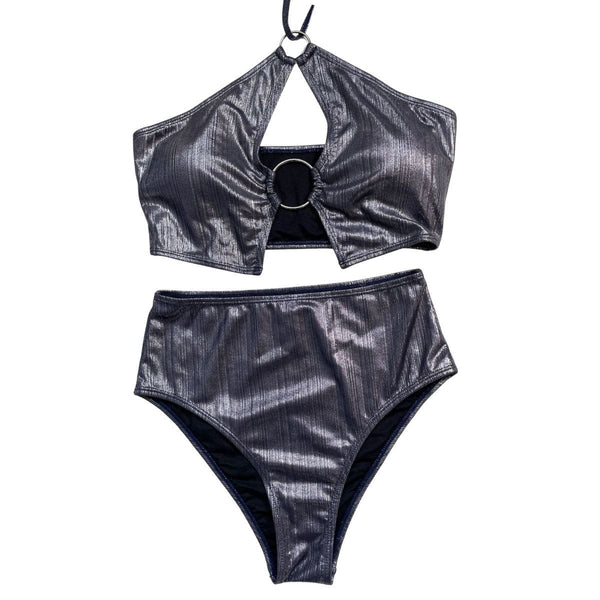 Traje de baño bikini con cuello halter, ahuecado, con aro metálico y lazo. 
