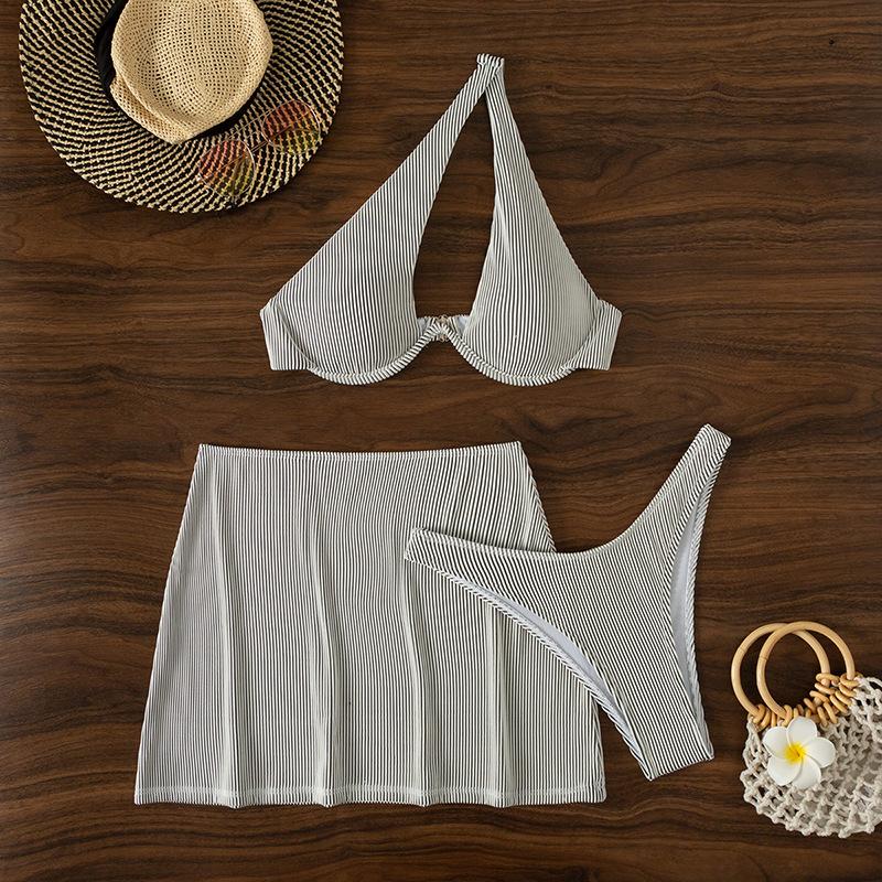 Traje de baño de 3 piezas con botones irregulares, liso y ahuecado con un solo hombro 