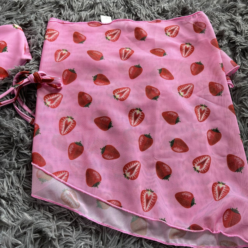 Traje de baño de 3 piezas con minifalda de malla con cuello halter y lazo anudado con estampado de fresa 