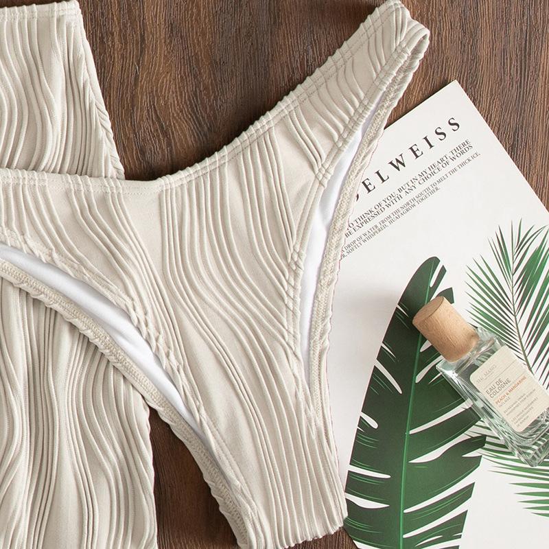 Maillot de bain 3 pièces avec mini-jupe rembourrée texturée à nouer et à licou 