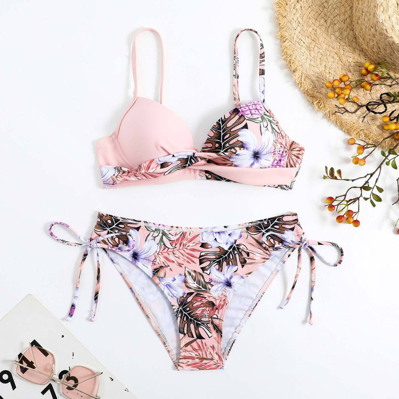 Traje de baño tipo bikini con tirantes finos, acolchado y cruzado en la parte delantera con estampado de flores 