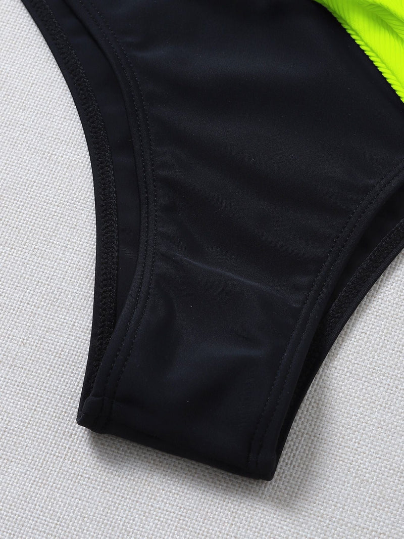 Maillot de bain 3 pièces à bretelles contrastées et irrégulières 