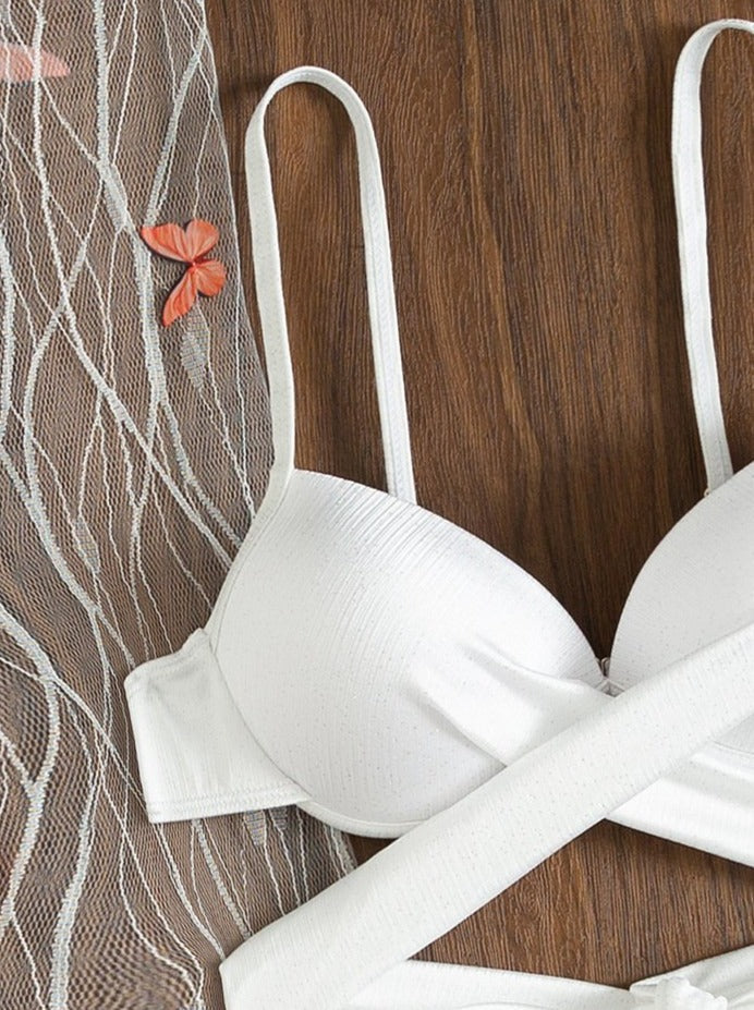 Traje de baño de tres piezas con tirantes finos, malla con apliques de mariposa, lazo en contraste y parte delantera cruzada 