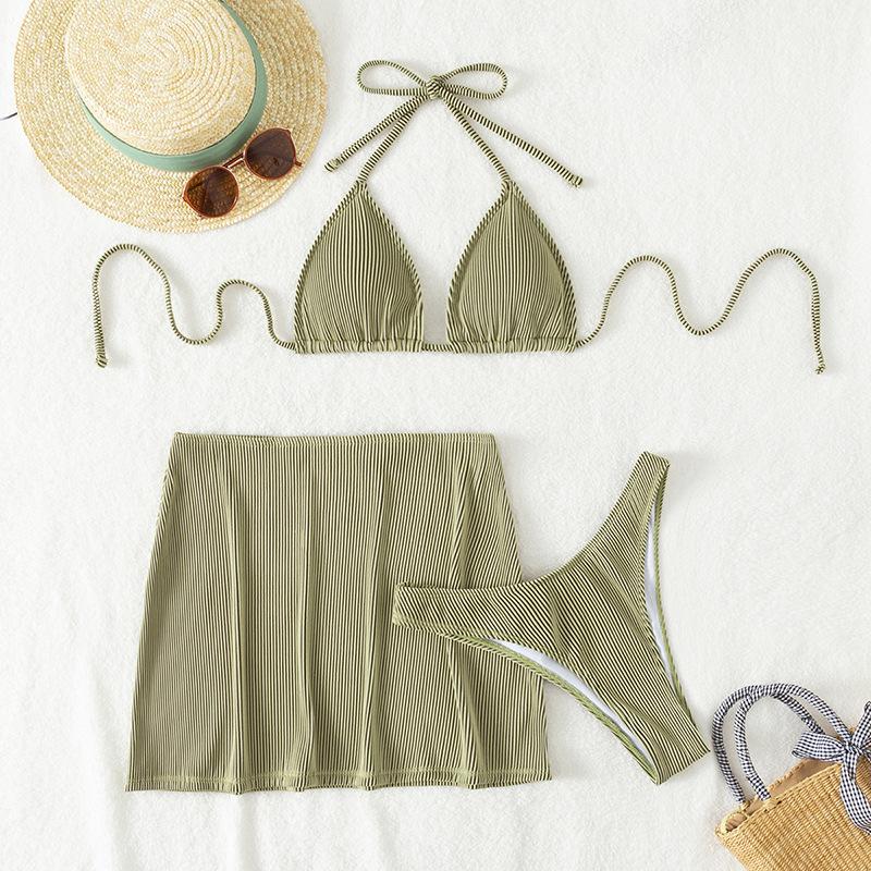 Traje de baño de tres piezas con minifalda halter con textura y lazo 