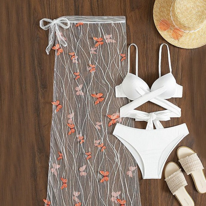 Traje de baño de tres piezas con tirantes finos, malla con apliques de mariposa, lazo en contraste y parte delantera cruzada 