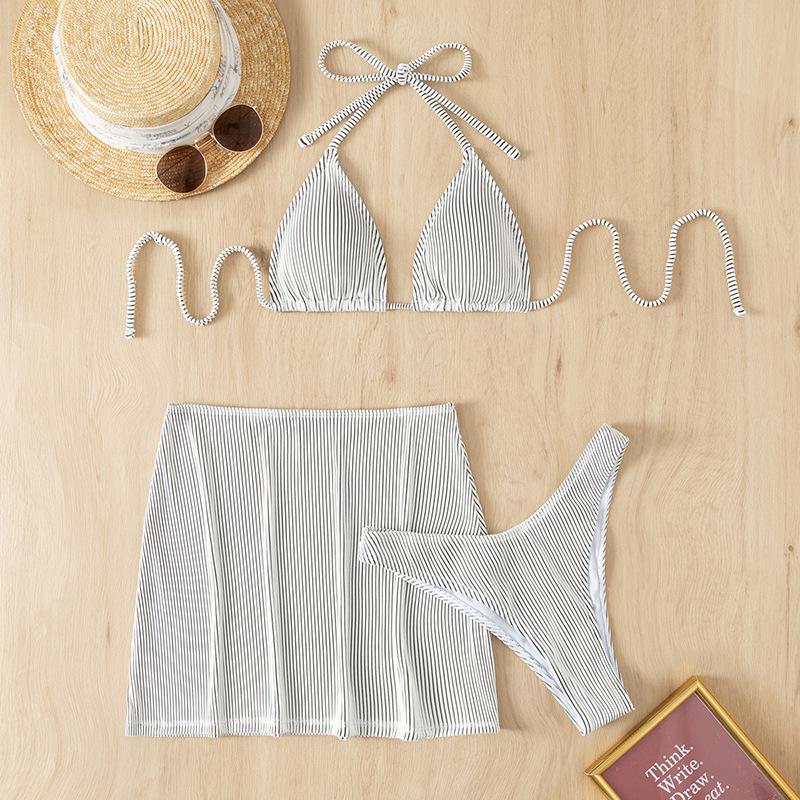 Traje de baño de tres piezas con minifalda halter con textura y lazo 
