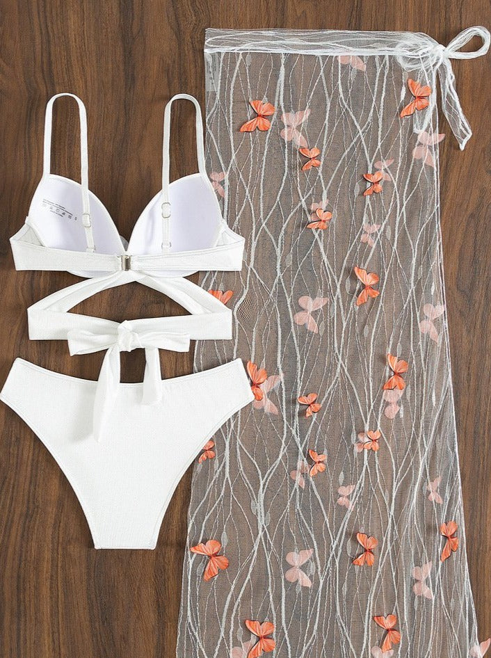 Traje de baño de tres piezas con tirantes finos, malla con apliques de mariposa, lazo en contraste y parte delantera cruzada 