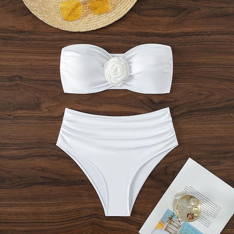 Traje de baño bikini de tubo fruncido con apliques de flores 