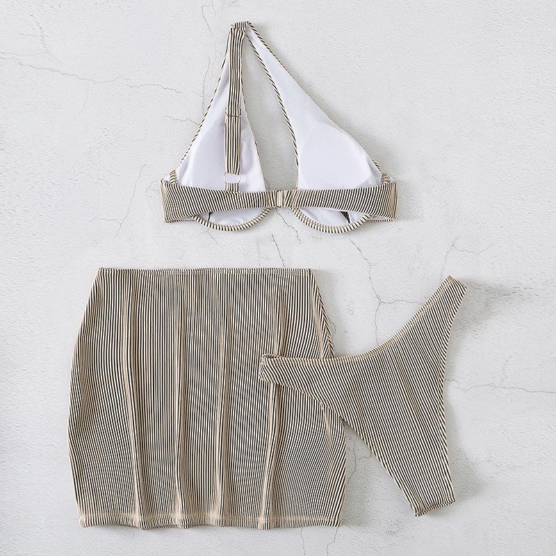 Traje de baño de 3 piezas con botones irregulares, liso y ahuecado con un solo hombro 