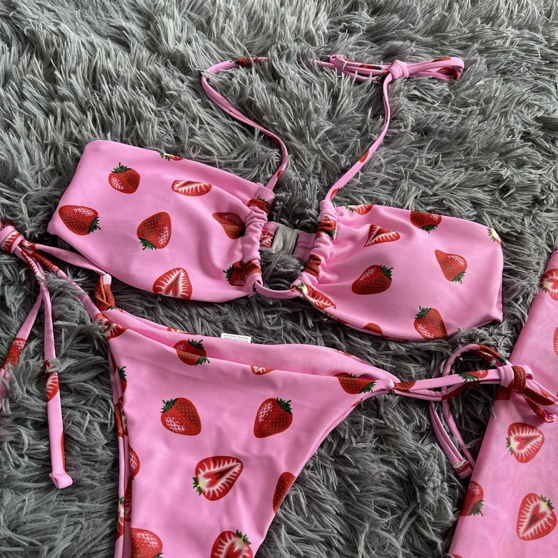 Traje de baño de 3 piezas con minifalda de malla con cuello halter y lazo anudado con estampado de fresa 