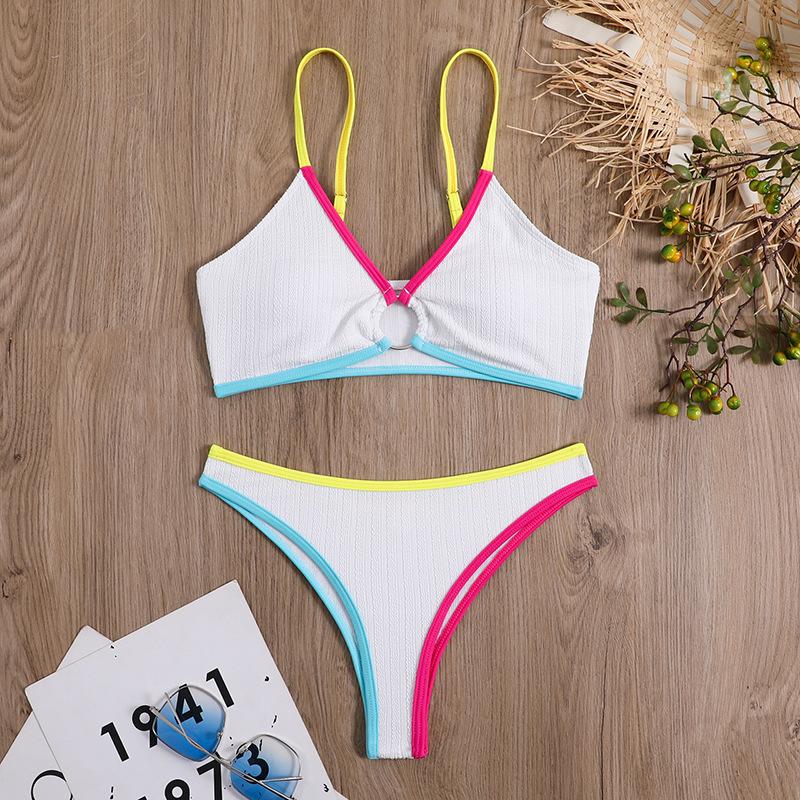 Traje de baño tipo bikini de tirantes finos con escote en V, espalda descubierta y aro en O, acolchado en contraste 