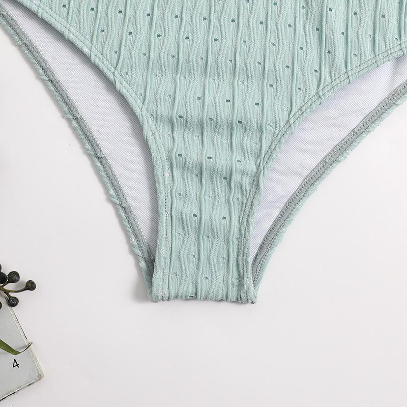 Traje de baño bikini texturizado de un solo hombro con volantes lisos 
