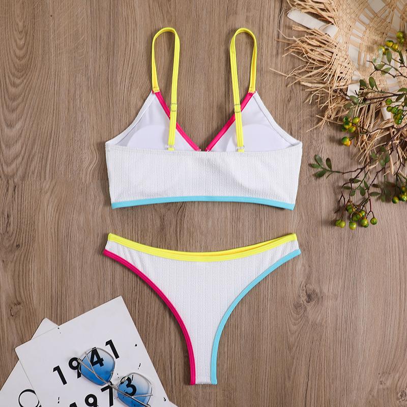 Traje de baño tipo bikini de tirantes finos con escote en V, espalda descubierta y aro en O, acolchado en contraste 
