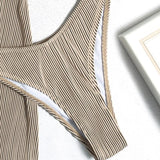 Traje de baño de tres piezas con minifalda halter con textura y lazo 
