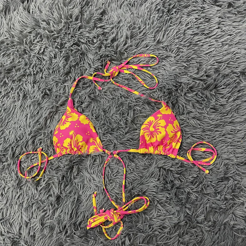 Traje de baño tipo bikini con cuello halter, lazo en contraste y cordón ajustable con estampado floral 