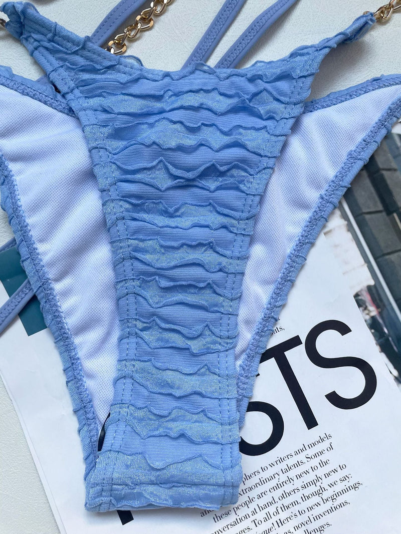 Traje de baño bikini sin espalda con lazo irregular y cadena de metal texturizado 