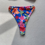 Traje de baño bikini sin espalda con espalda cruzada y contraste con estampado de flores 