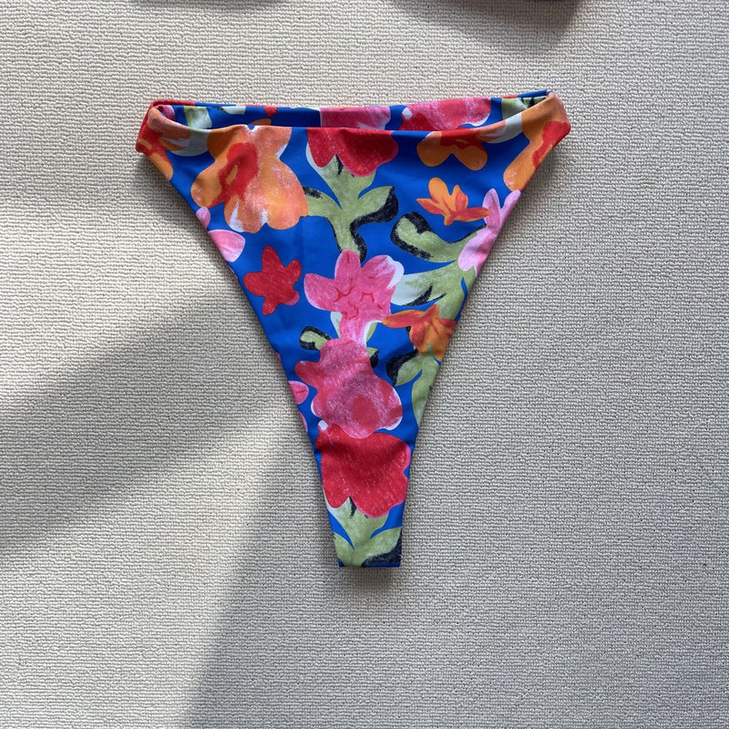 Traje de baño bikini sin espalda con espalda cruzada y contraste con estampado de flores 
