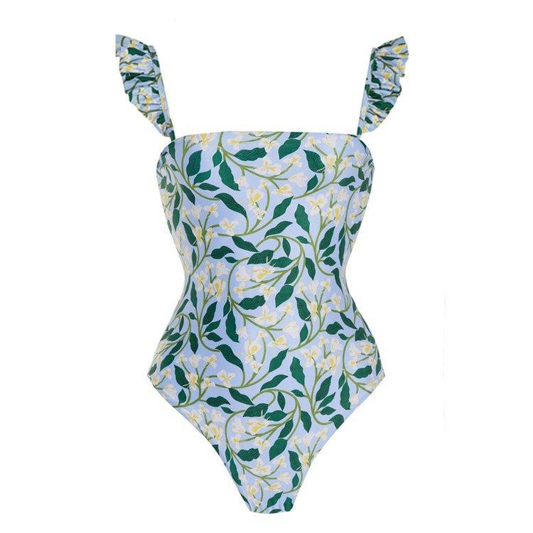 Traje de baño de una pieza con volantes y estampado abstracto en contraste con falda de playa 