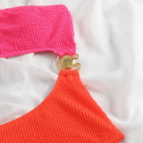 Maillot de bain une pièce texturé contrasté à une épaule et anneau en O ajouré 
