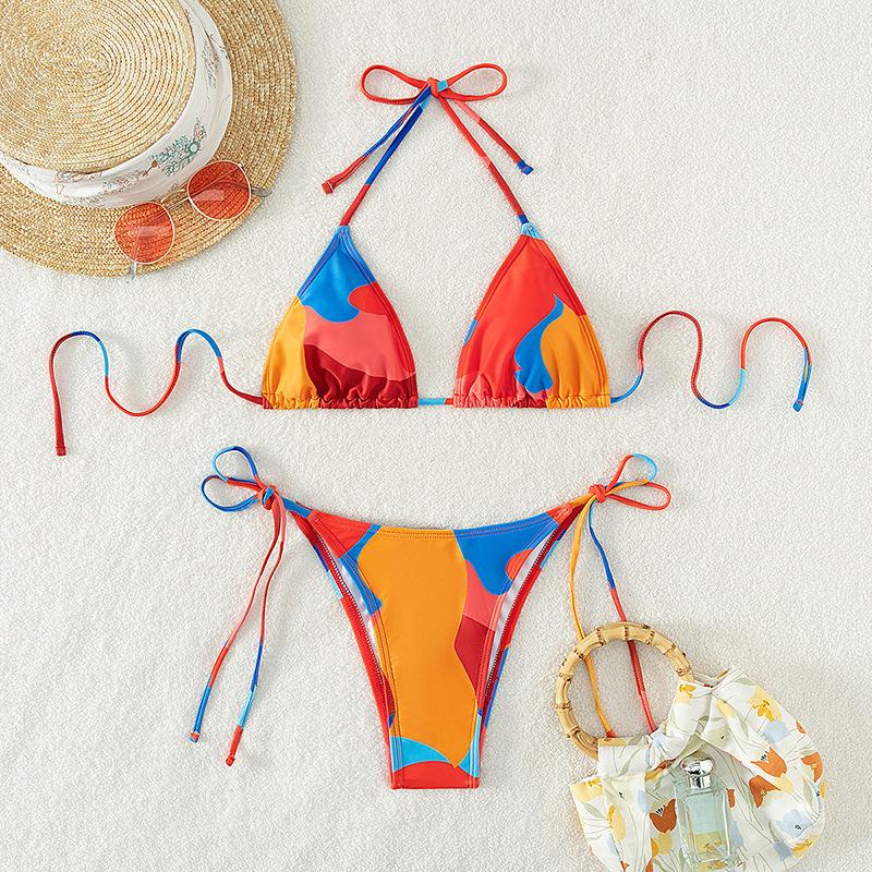 Traje de baño bikini sin espalda y con cuello halter y lazo anudado con estampado en contraste 
