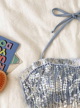 Traje de baño bikini con espalda descubierta, cuello halter, borlas brillantes y lazo en contraste 