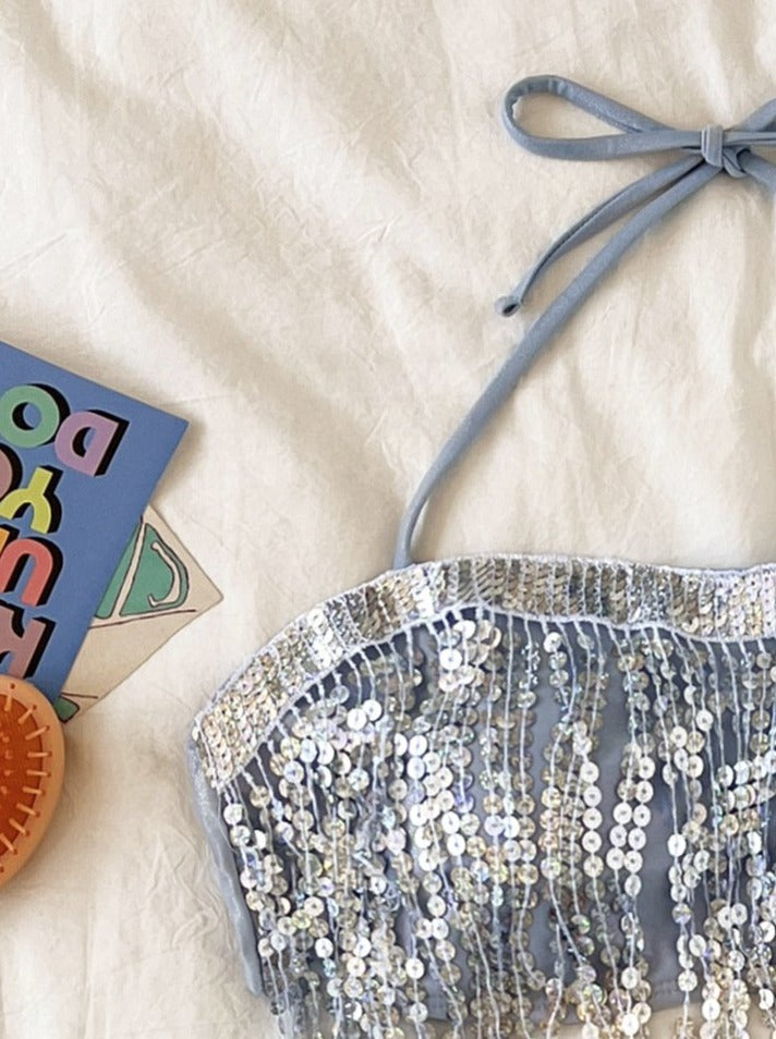 Traje de baño bikini con espalda descubierta, cuello halter, borlas brillantes y lazo en contraste 