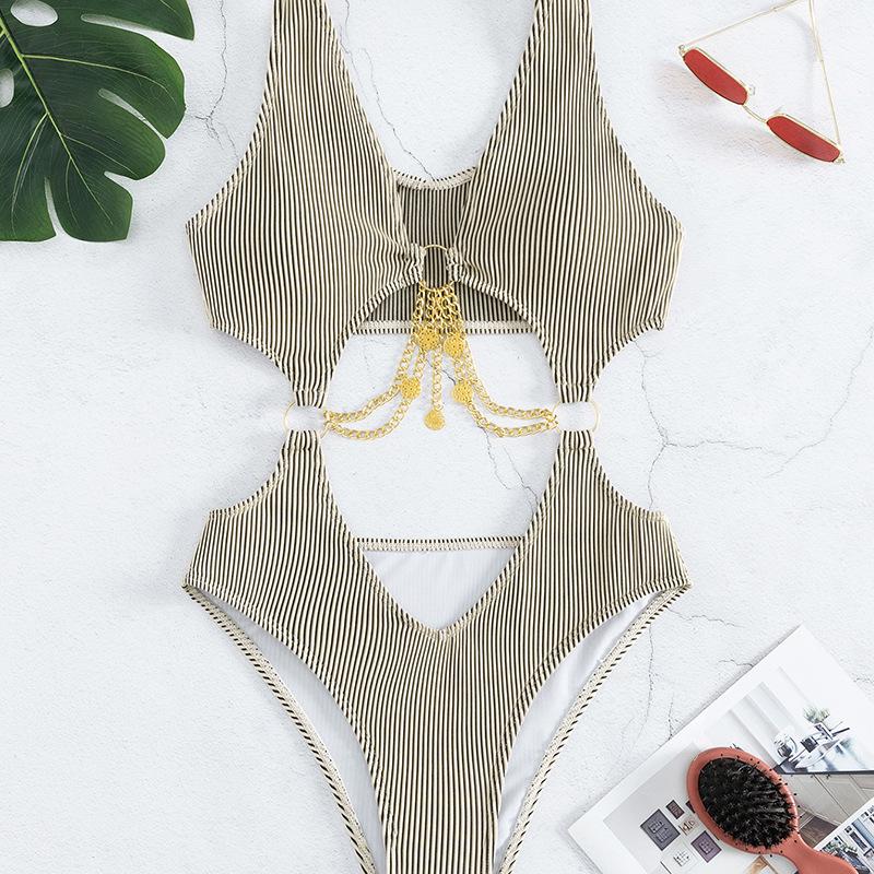 Maillot de bain une pièce texturé avec chaîne en métal et anneau en O, col en V, ajouré 