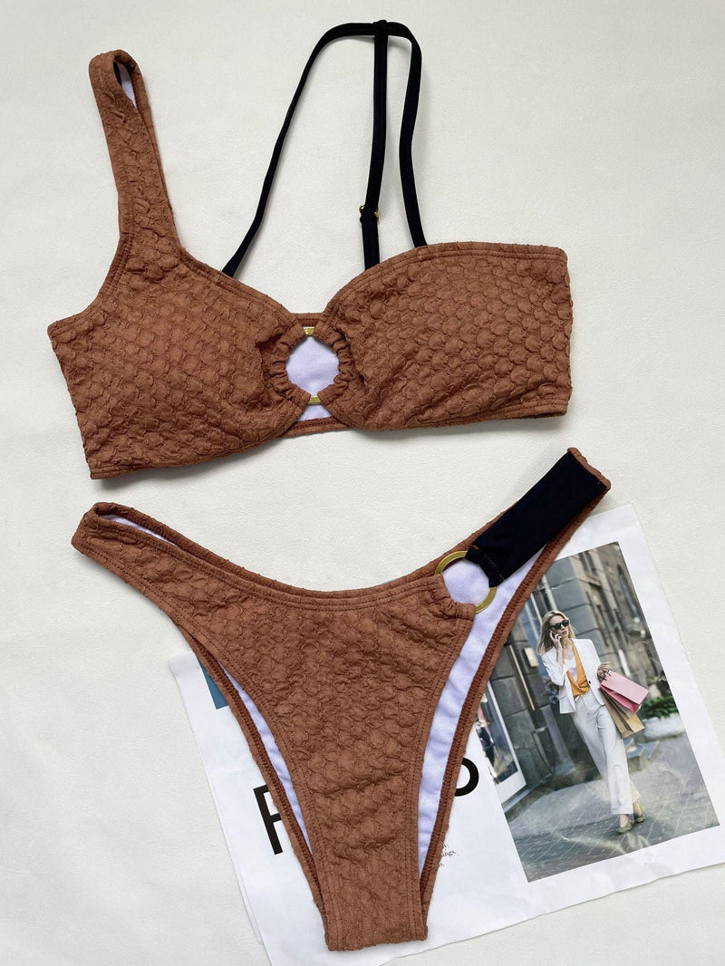 Traje de baño bikini con aro tórico irregular y textura en contraste 