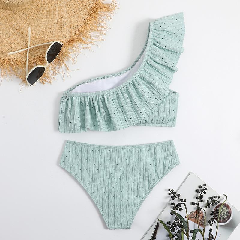 Traje de baño bikini texturizado de un solo hombro con volantes lisos 