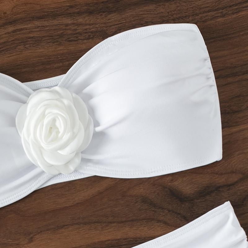 Traje de baño bikini de tubo fruncido con apliques de flores 
