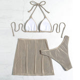 Traje de baño de tres piezas con minifalda halter con textura y lazo 