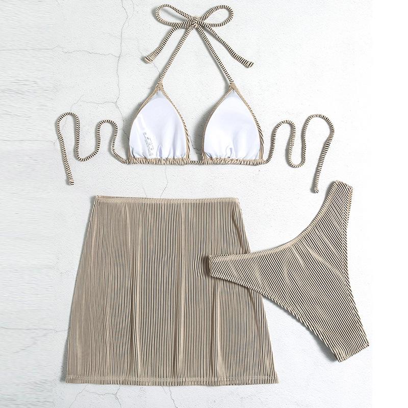 Traje de baño de tres piezas con minifalda halter con textura y lazo 