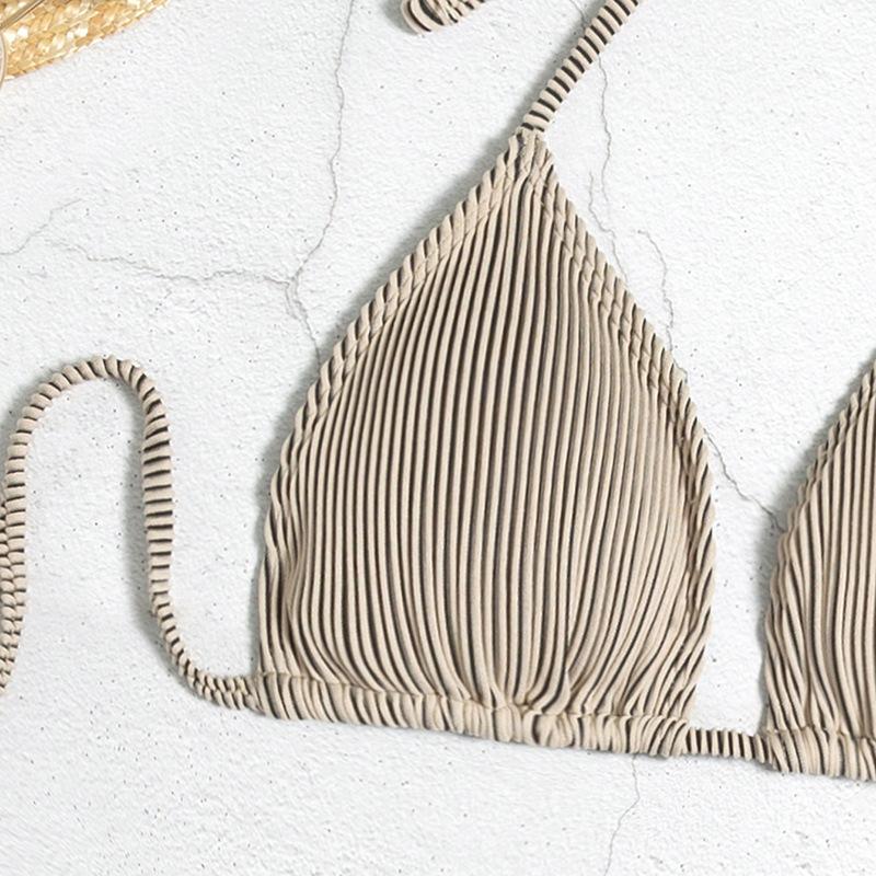 Traje de baño de tres piezas con minifalda halter con textura y lazo 