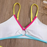 Traje de baño tipo bikini de tirantes finos con escote en V, espalda descubierta y aro en O, acolchado en contraste 