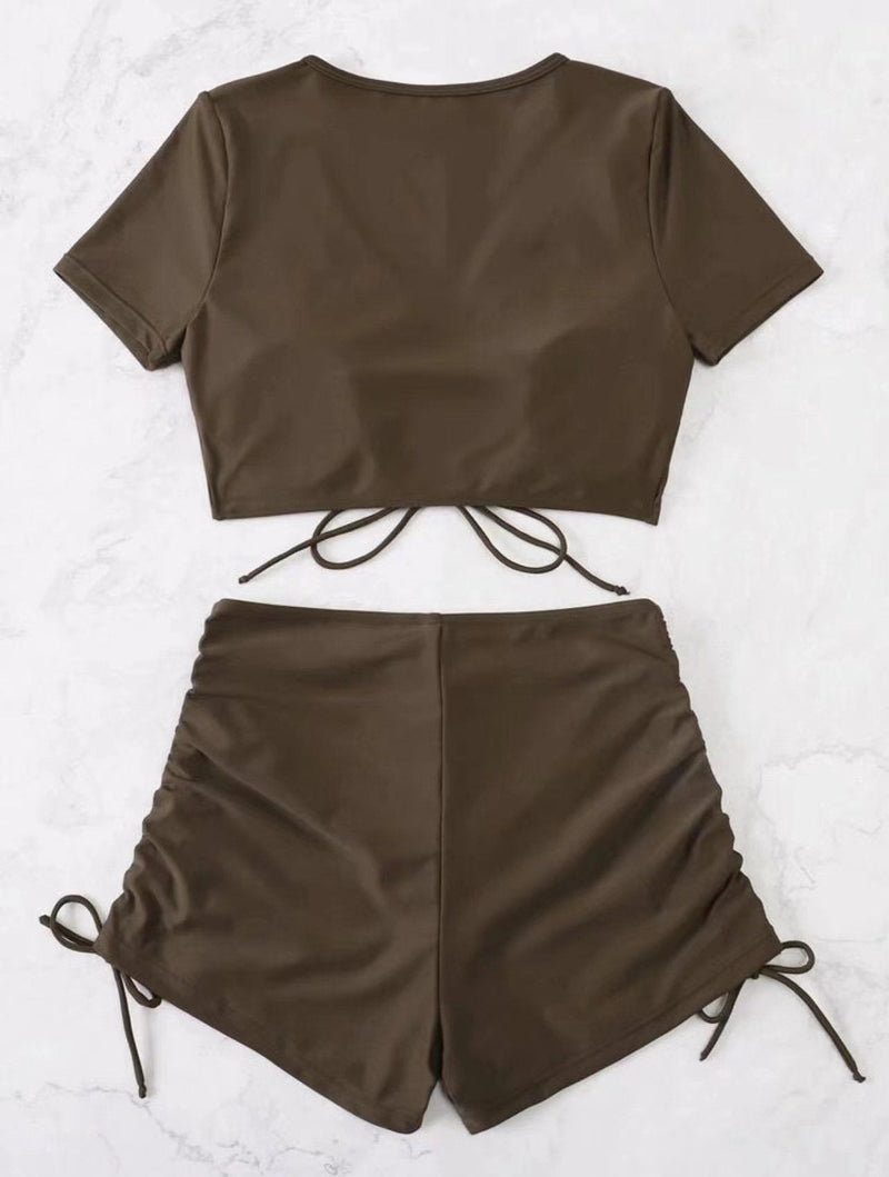 Traje de baño bikini con top corto y lazo ajustable de manga corta en color liso 