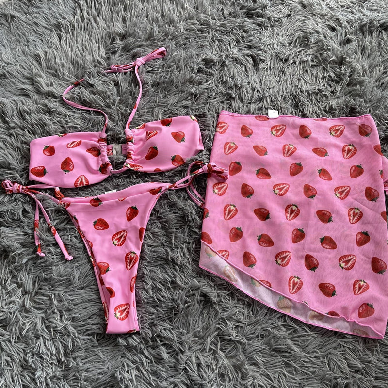 Traje de baño de 3 piezas con minifalda de malla con cuello halter y lazo anudado con estampado de fresa 