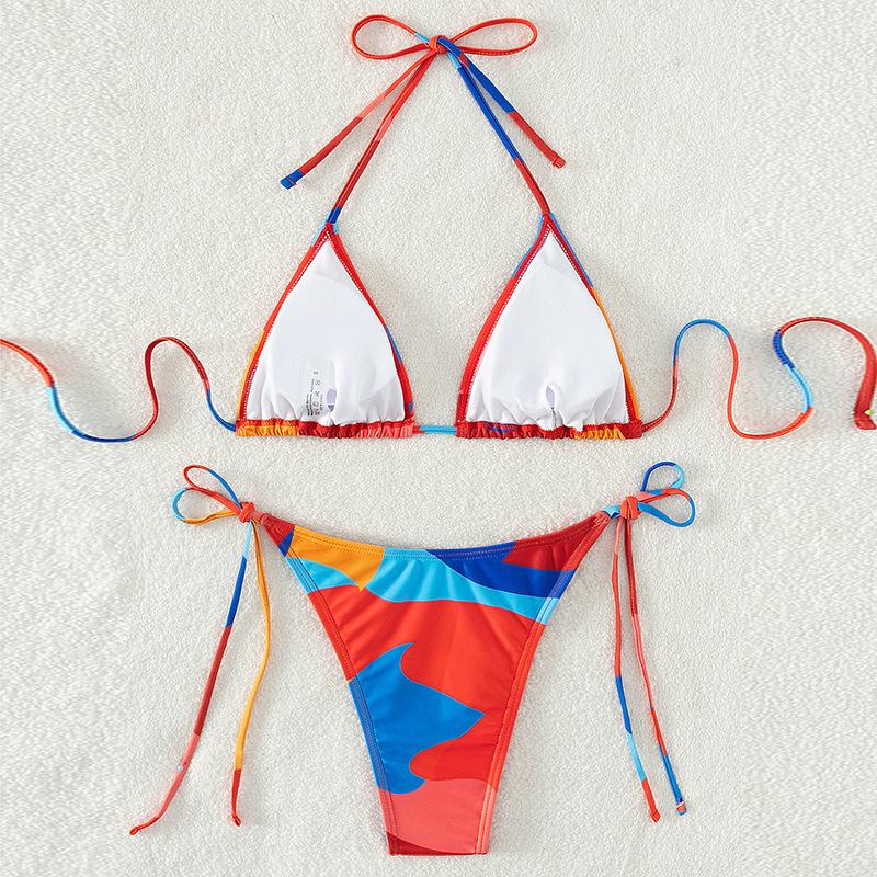 Traje de baño bikini sin espalda y con cuello halter y lazo anudado con estampado en contraste 