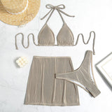 Traje de baño de tres piezas con minifalda halter con textura y lazo 
