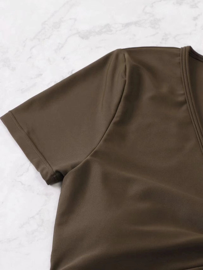 Traje de baño bikini con top corto y lazo ajustable de manga corta en color liso 