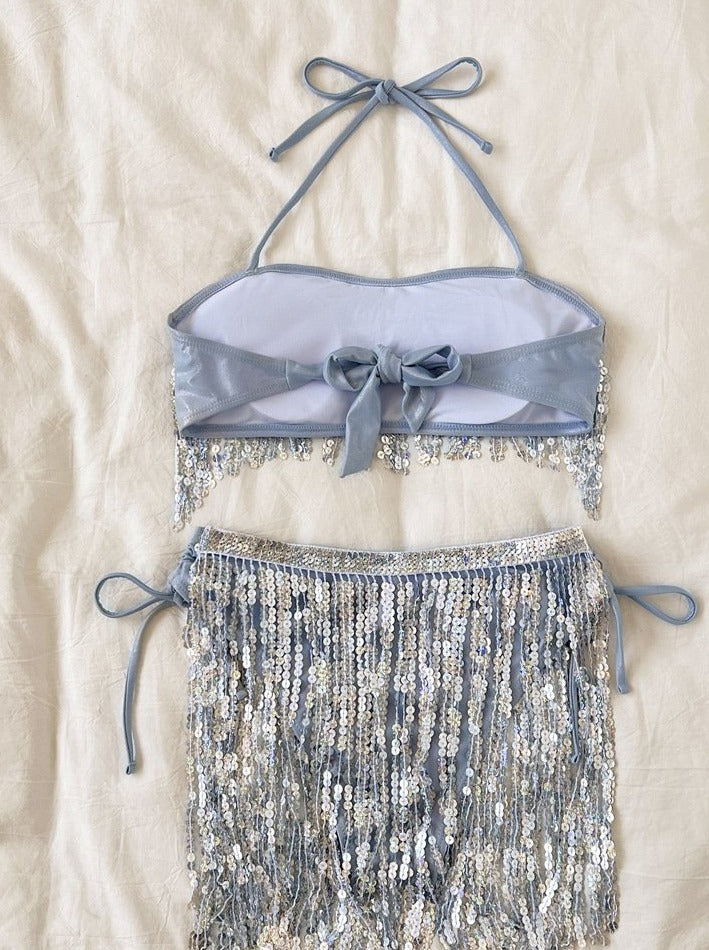 Traje de baño bikini con espalda descubierta, cuello halter, borlas brillantes y lazo en contraste 