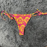 Traje de baño tipo bikini con cuello halter, lazo en contraste y cordón ajustable con estampado floral 