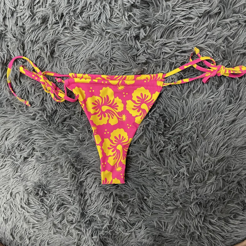 Traje de baño tipo bikini con cuello halter, lazo en contraste y cordón ajustable con estampado floral 