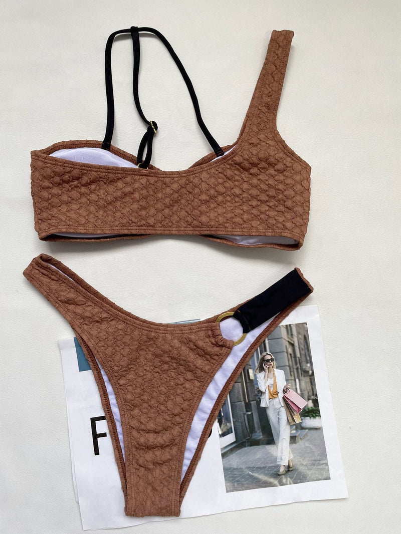 Traje de baño bikini con aro tórico irregular y textura en contraste 