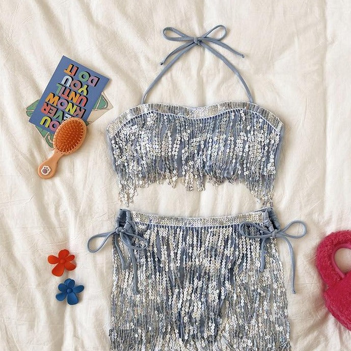 Traje de baño bikini con espalda descubierta, cuello halter, borlas brillantes y lazo en contraste 