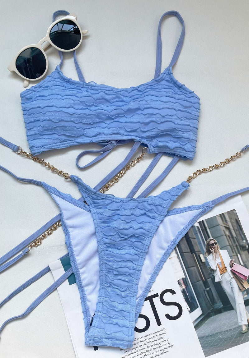 Traje de baño bikini sin espalda con lazo irregular y cadena de metal texturizado 