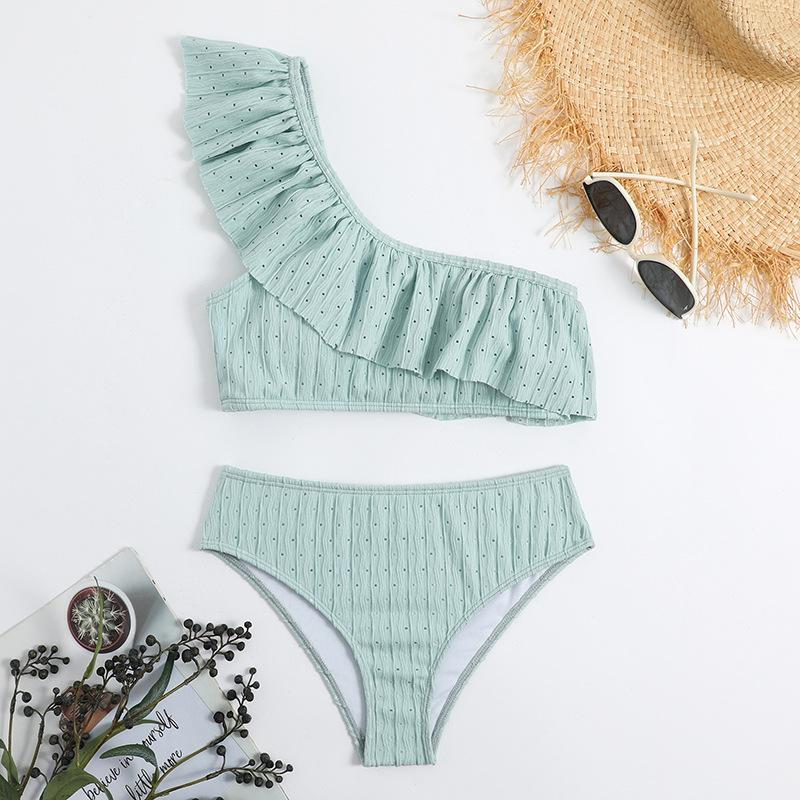 Traje de baño bikini texturizado de un solo hombro con volantes lisos 