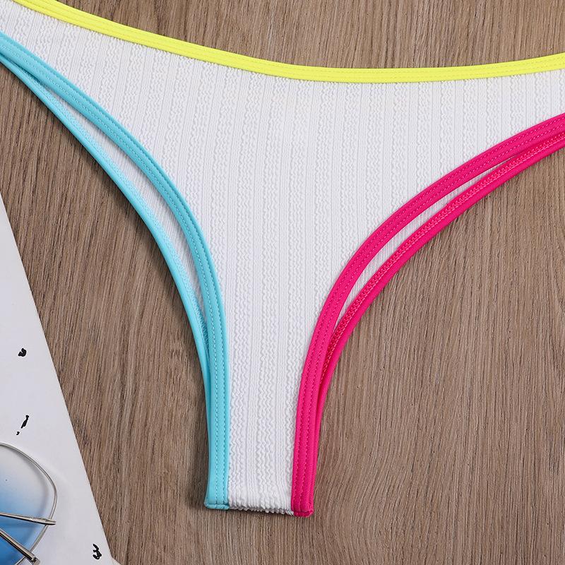 Traje de baño tipo bikini de tirantes finos con escote en V, espalda descubierta y aro en O, acolchado en contraste 